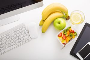 Comer bem no trabalho é possível. Saiba como melhorar sua alimentação!