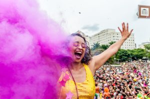 Confira dicas de maquiagem para Carnaval e não descuide da pele