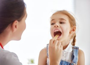Inflamação nas amígdalas em crianças: saiba quando a cirurgia é indicada