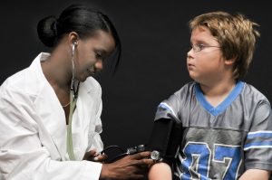 Cuidado! “Pressão alta” também pode atingir crianças e adolescentes