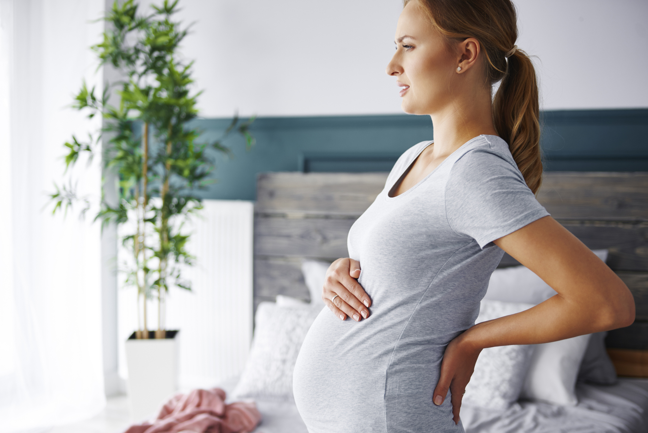 Entenda o que é a lombalgia que atinge muitas gestantes